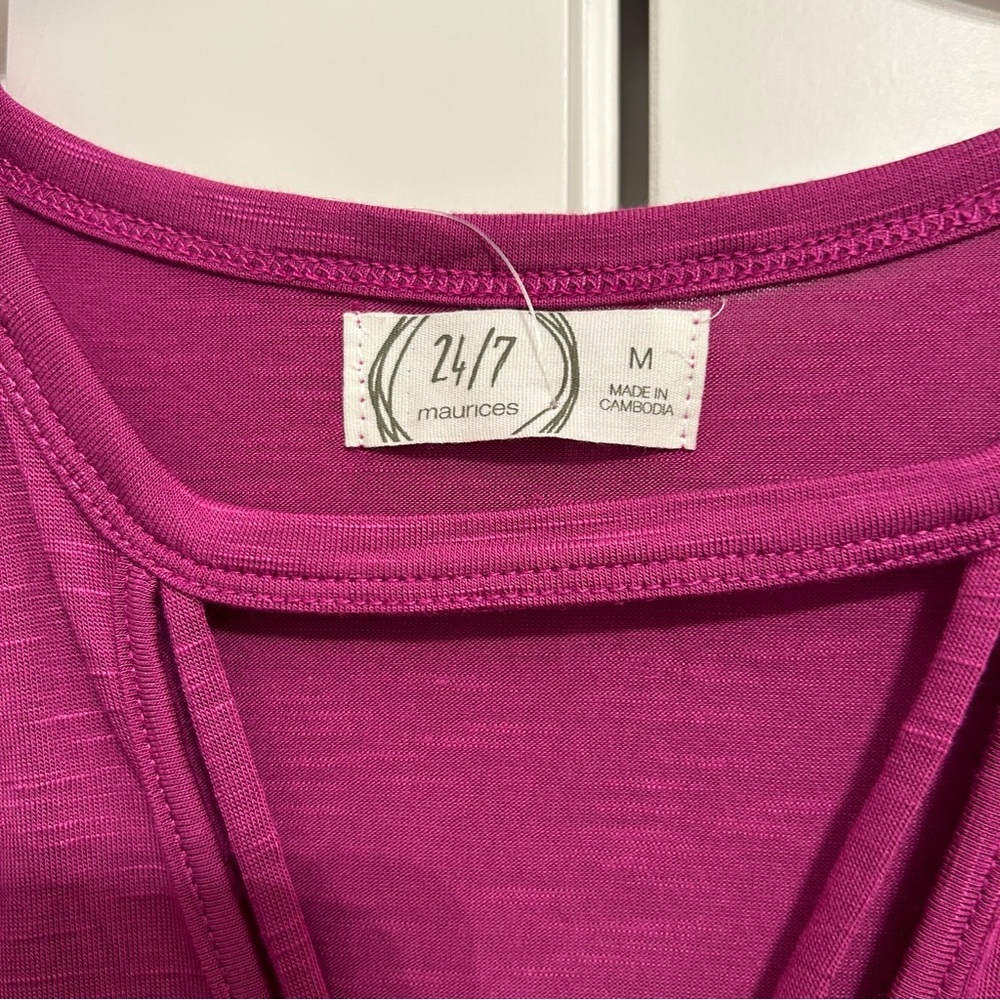 24/7 Keyhole Neck Woman’s Sleeveless Top Medium - Picture 2 of 3